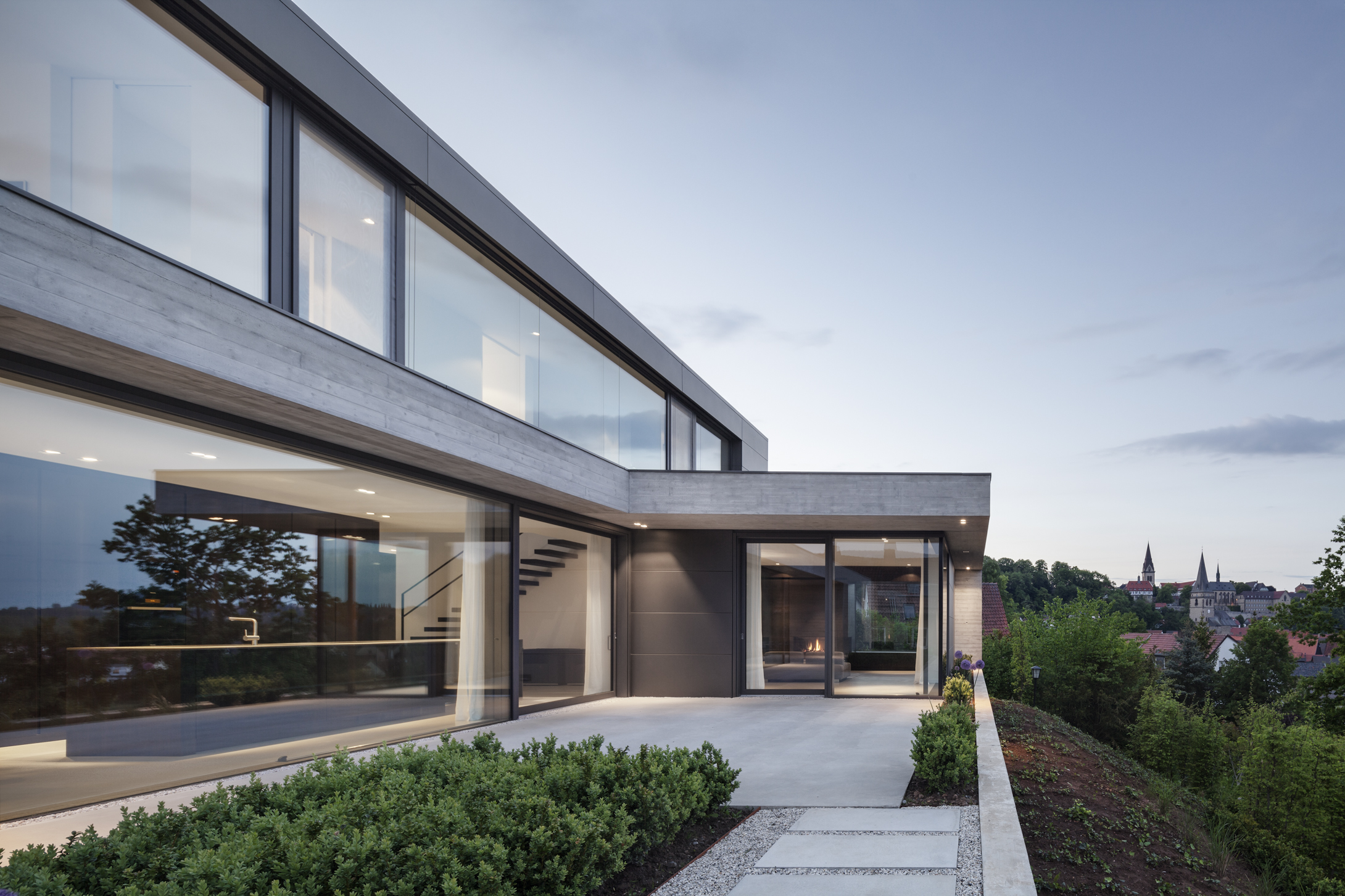 Moderne Geb&auml;ude- und Fassadenansicht mit Glasfronten